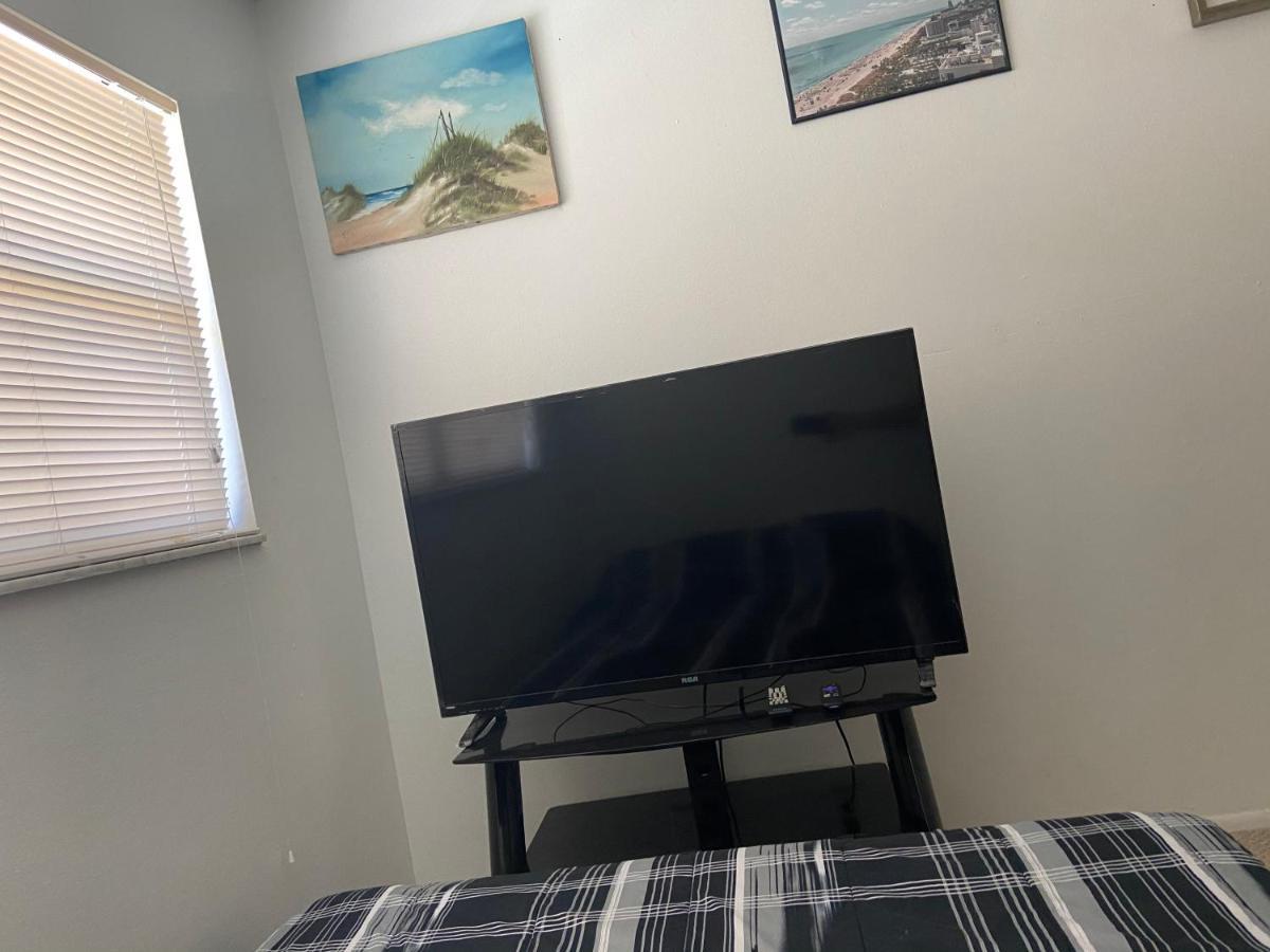 Private Room In A 2 Bedroom 1 Bathroom Shared With Host, On The Beach, Surrounded By Resorts, Only 2 People Max St. Pete Beach Dış mekan fotoğraf
